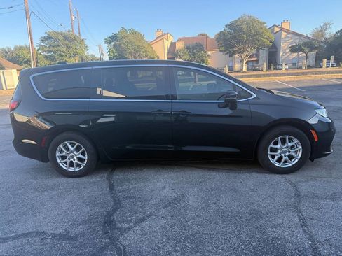 Used 2023 Chrysler Pacifica Touring-L image 5