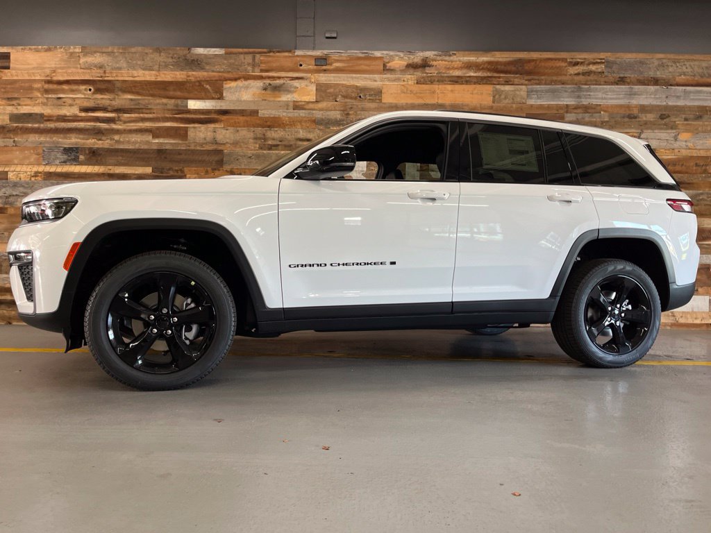 New 2026 Jeep Grand Cherokee Limited w/ Limited Altitude Package AWD/4WD image 12