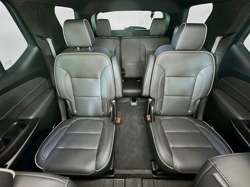Used 2023 Chevrolet Traverse Premier image 13