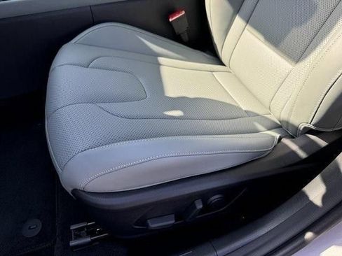 Used 2025 Hyundai Elantra Limited FWD image 17