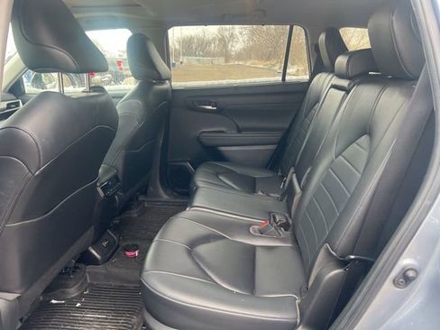 Used 2023 Toyota Highlander XLE image 17
