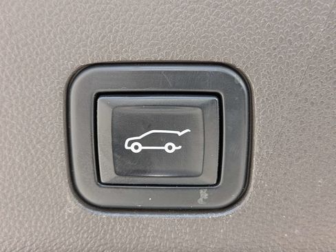 Used 2023 GMC Yukon SLT AWD/4WD image 13