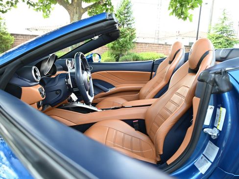 Used 2015 Ferrari California T RWD image 39