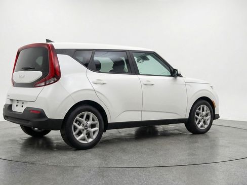 Used 2025 Kia Soul LX w/ LX Technology Package FWD image 9