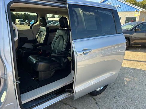 Certified 2022 Chrysler Pacifica Touring-L image 9