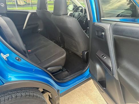 Used 2018 Toyota RAV4 LE FWD image 19