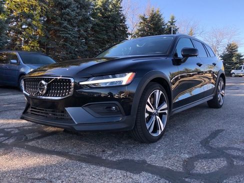 Used 2025 Volvo V60 B5 Cross Country Plus image 3