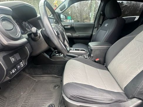 Used 2021 Toyota Tacoma TRD Sport image 12