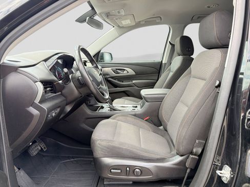 Used 2019 Chevrolet Traverse LT FWD image 2