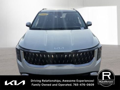 Used 2025 Kia Carnival EX image 2