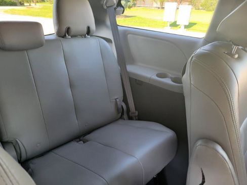 Used 2020 Toyota Sienna L FWD image 18