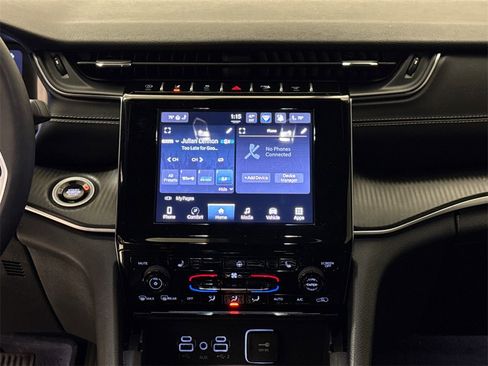 Used 2024 Jeep Grand Cherokee Altitude image 16