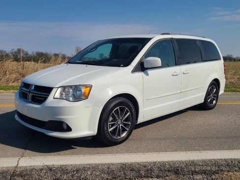 Used 2017 Dodge Grand Caravan SXT image 2