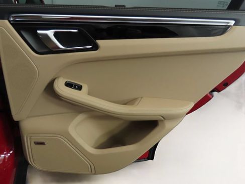 Certified 2025 Porsche Macan AWD/4WD image 28