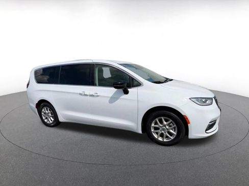 Used 2024 Chrysler Pacifica Touring-L FWD image 2