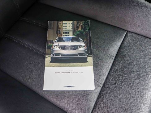 Used 2015 Chrysler Town & Country Touring FWD image 18