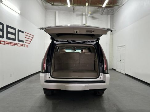 Used 2019 Cadillac Escalade Luxury AWD/4WD image 14