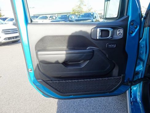 Used 2024 Jeep Wrangler Unlimited image 12