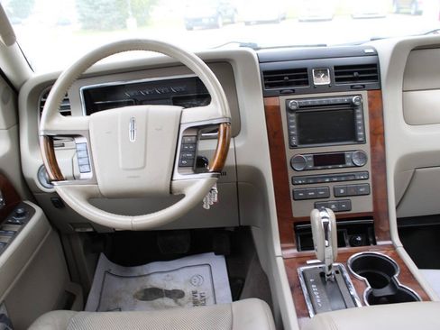 Used 2012 Lincoln Navigator L 4WD image 12