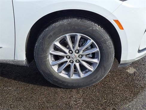 Used 2023 Buick Enclave Essence image 4