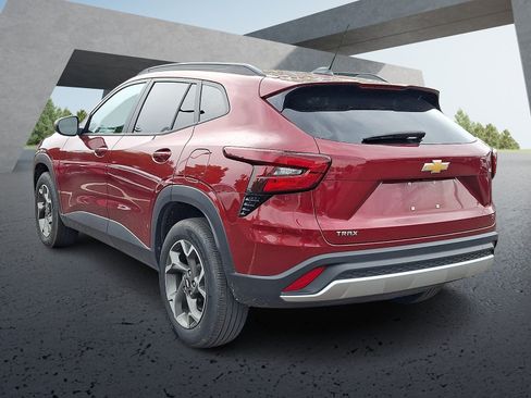 Used 2025 Chevrolet Trax LT FWD image 4
