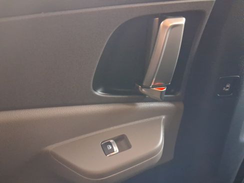Used 2025 Kia Carnival EX FWD image 25