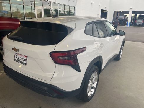 Used 2024 Chevrolet Trax LS w/ LS Convenience Package image 7