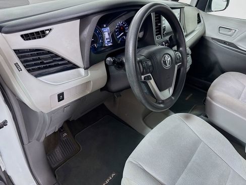 Used 2018 Toyota Sienna L FWD image 9