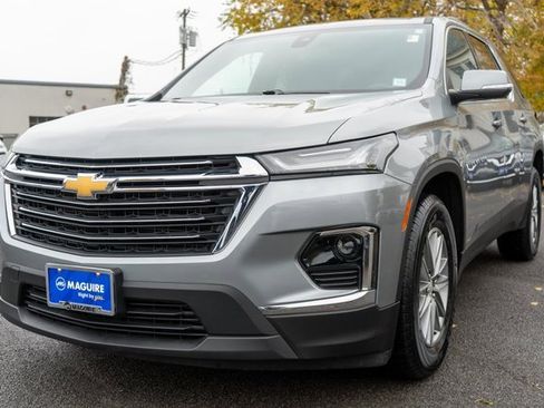 Used 2023 Chevrolet Traverse LT image 2