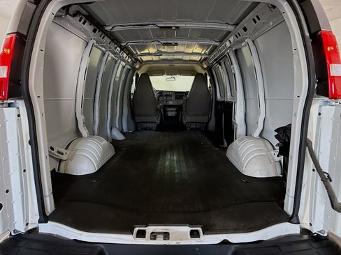 Used 2022 Chevrolet Express 2500 image 28