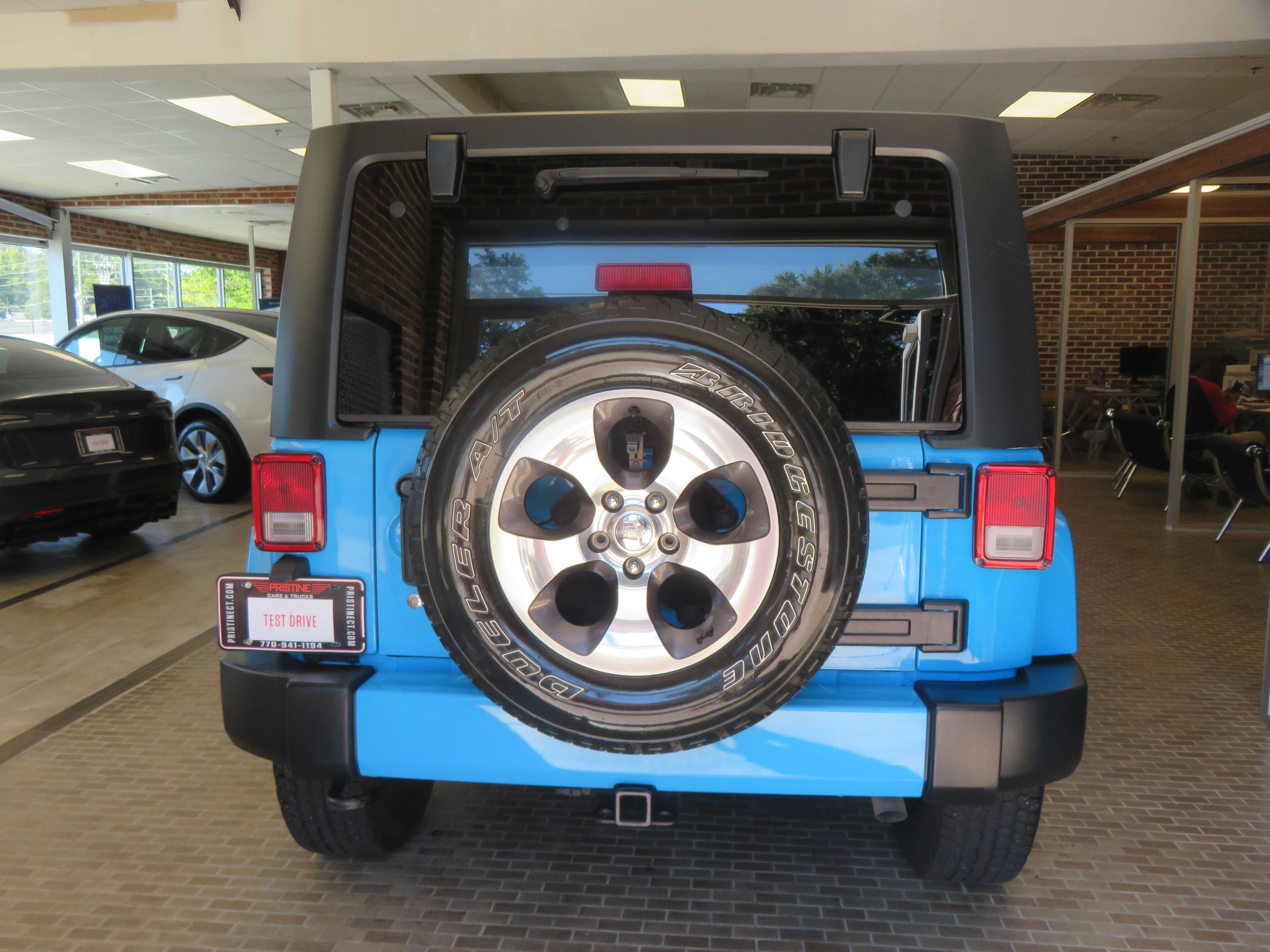 Used 2017 Jeep Wrangler Unlimited Sahara w/ Dual Top Group AWD/4WD image 5