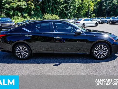 Used 2025 Nissan Altima 2.5 SV FWD image 8