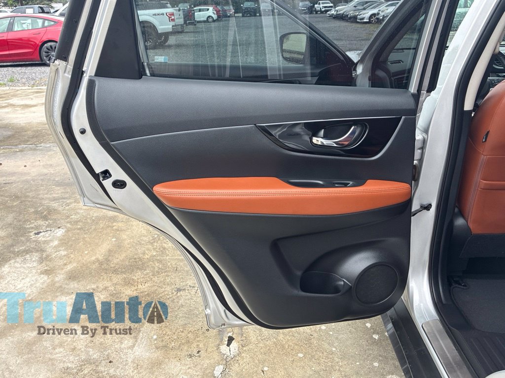 Used 2018 Nissan Rogue SL w/ Premium Package AWD/4WD image 39