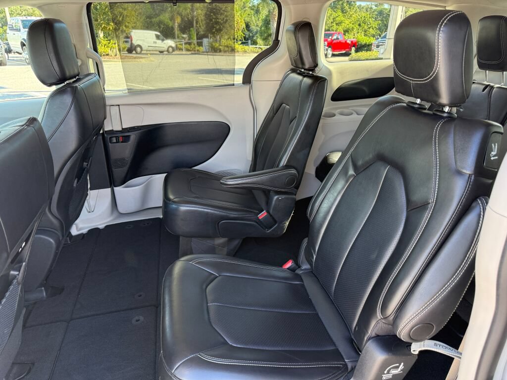 Used 2024 Chrysler Pacifica Touring-L FWD image 10
