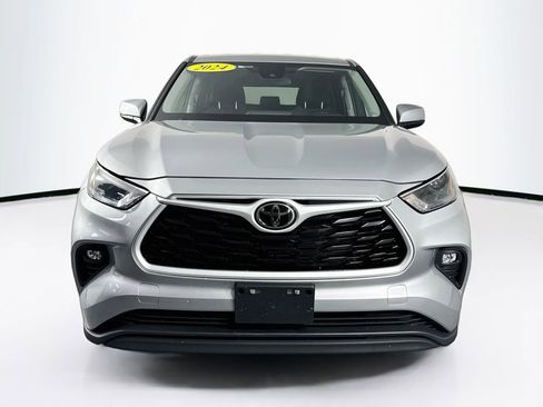 Used 2024 Toyota Highlander LE AWD/4WD image 2