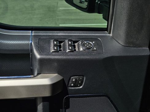 Used 2020 Ford F150 Lariat image 29