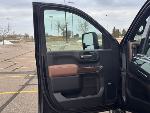 Used 2023 Chevrolet Silverado 3500 High Country w/ Z71 Off-Road Package image 4