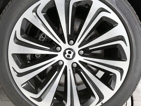 Used 2025 Bentley Bentayga image 6