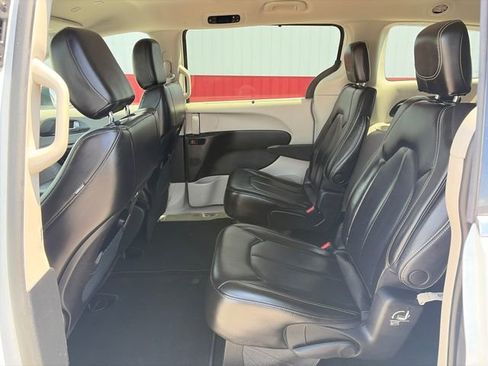 Used 2023 Chrysler Pacifica Touring-L FWD image 38
