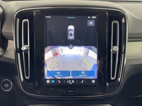 Used 2024 Volvo XC40 B5 Plus image 30