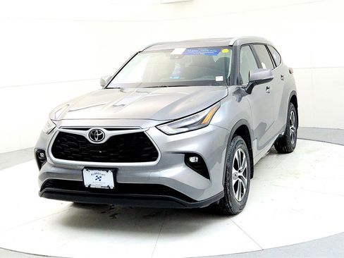 New 2026 Toyota Highlander XLE image 2
