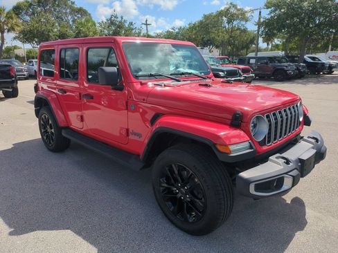 Used 2025 Jeep Wrangler Unlimited Sahara AWD/4WD image 2