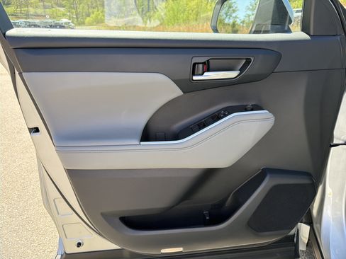 Used 2023 Toyota Highlander XLE image 10