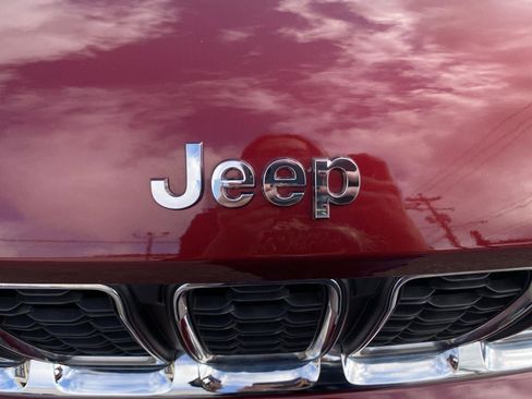 Used 2023 Jeep Grand Cherokee Laredo image 22