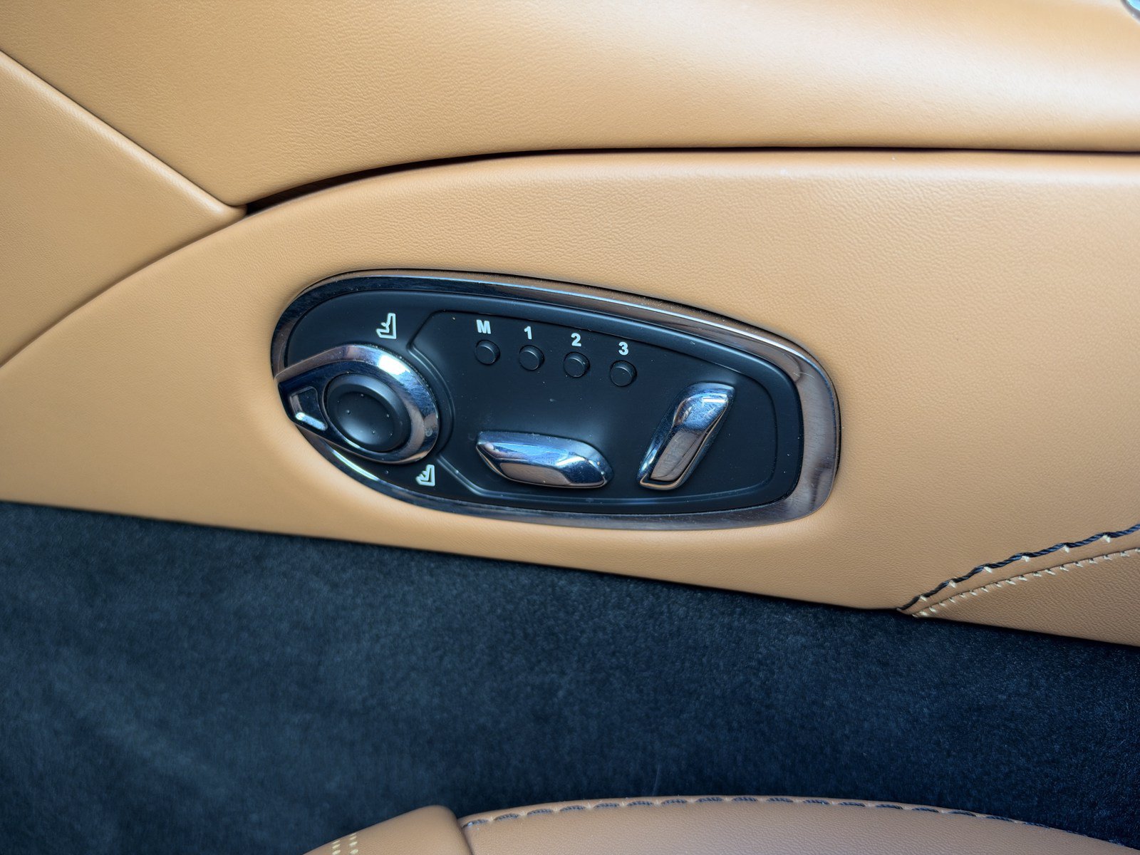 Used 2023 Aston Martin DB11 Coupe RWD image 29