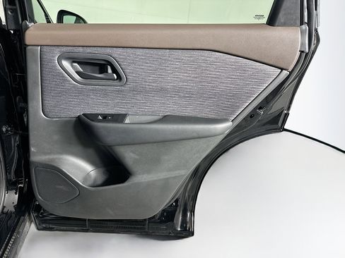 Used 2023 Nissan Rogue S image 28