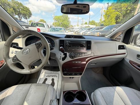 Used 2011 Toyota Sienna XLE w/ Entertainment Pkg FWD image 9