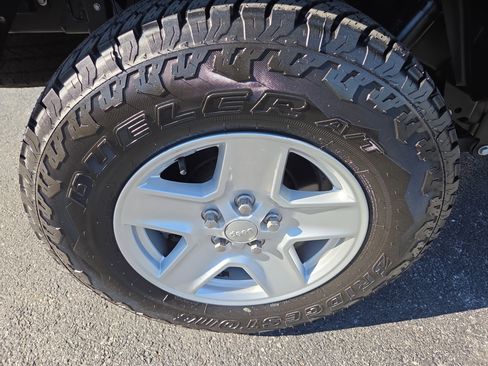 Certified 2022 Jeep Gladiator Sport AWD/4WD image 10