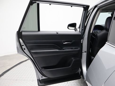 Certified 2025 Toyota Grand Highlander FWD image 21