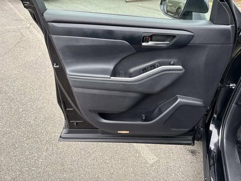 Used 2022 Toyota Highlander XLE image 13